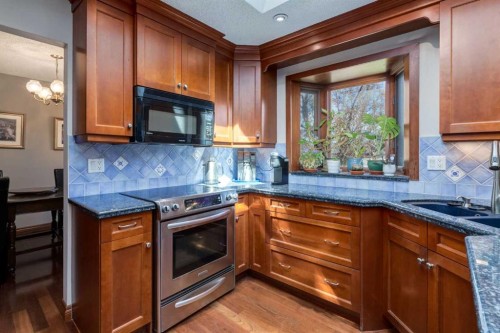 2724 Palliser Drive Sw, Calgary, AB - Indoor Photo Showing Kitchen
