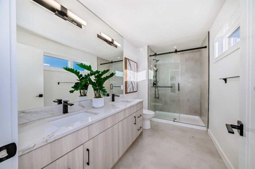 2-3404 8 Avenue Sw, Calgary, AB - Indoor Photo Showing Bathroom