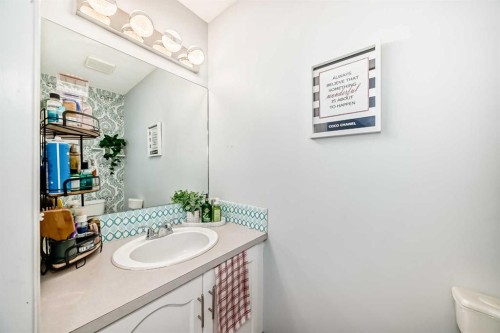 57 Mt Aberdeen Manor Se, Calgary, AB - Indoor Photo Showing Bathroom