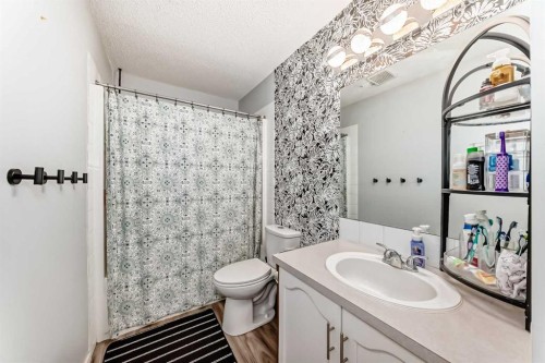 57 Mt Aberdeen Manor Se, Calgary, AB - Indoor Photo Showing Bathroom