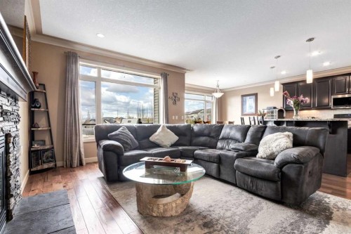 7 Sunset Way, Cochrane, AB - Indoor Photo Showing Living Room