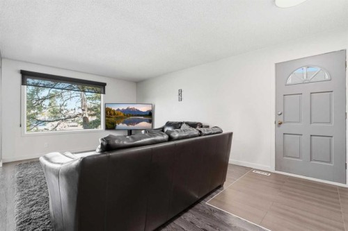 1420 Marlyn Way Ne, Calgary, AB - Indoor
