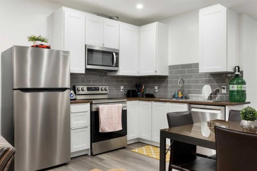 60 Belmont Villas Sw, Calgary, AB - Indoor Photo Showing Kitchen With Upgraded Kitchen
