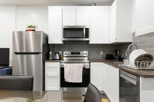 60 Belmont Villas Sw, Calgary, AB - Indoor Photo Showing Kitchen