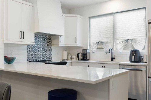 60 Belmont Villas Sw, Calgary, AB - Indoor Photo Showing Kitchen With Upgraded Kitchen