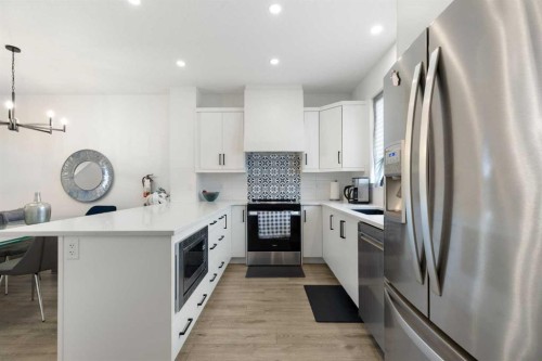 60 Belmont Villas Sw, Calgary, AB - Indoor Photo Showing Kitchen With Upgraded Kitchen