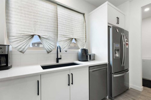 60 Belmont Villas Sw, Calgary, AB - Indoor Photo Showing Kitchen