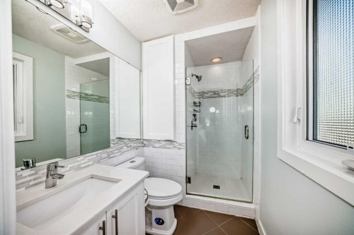 47 Coleridge Crescent Nw, Calgary, AB - Indoor Photo Showing Bathroom
