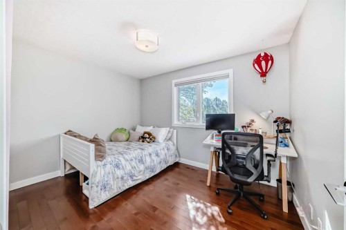 47 Coleridge Crescent Nw, Calgary, AB - Indoor Photo Showing Bedroom