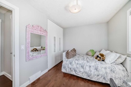 47 Coleridge Crescent Nw, Calgary, AB - Indoor Photo Showing Bedroom