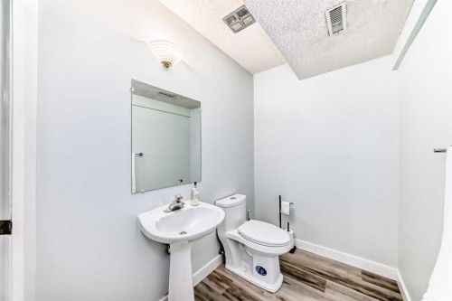 47 Coleridge Crescent Nw, Calgary, AB - Indoor Photo Showing Bathroom