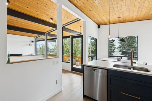 4427 Charleswood Drive Nw, Calgary, AB - Indoor Photo Showing Kitchen With Double Sink