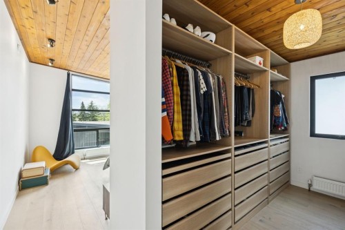 4427 Charleswood Drive Nw, Calgary, AB - Indoor With Storage