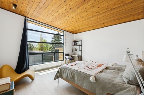 4427 Charleswood Drive Nw, Calgary, AB - Indoor Photo Showing Bedroom