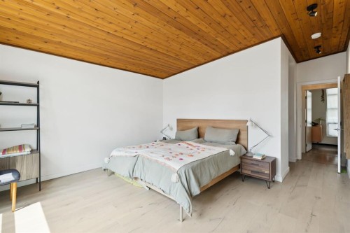 4427 Charleswood Drive Nw, Calgary, AB - Indoor Photo Showing Bedroom