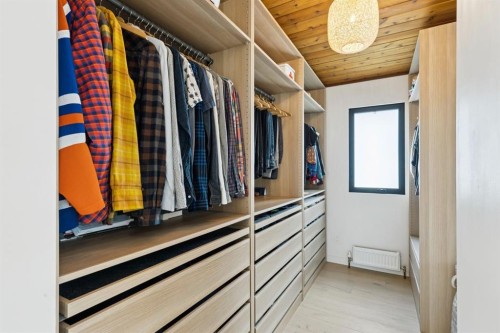4427 Charleswood Drive Nw, Calgary, AB - Indoor With Storage