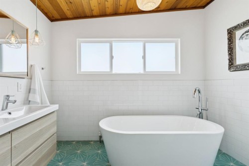 4427 Charleswood Drive Nw, Calgary, AB - Indoor Photo Showing Bathroom