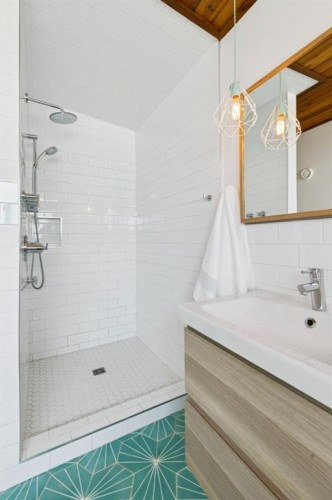4427 Charleswood Drive Nw, Calgary, AB - Indoor Photo Showing Bathroom