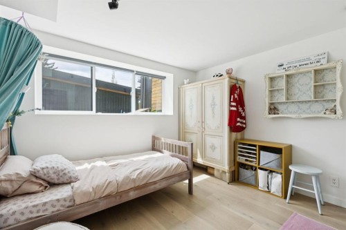4427 Charleswood Drive Nw, Calgary, AB - Indoor Photo Showing Bedroom