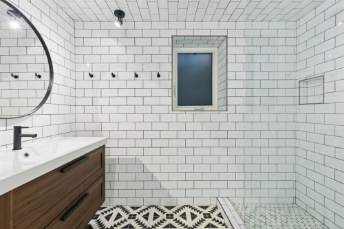 4427 Charleswood Drive Nw, Calgary, AB - Indoor Photo Showing Bathroom