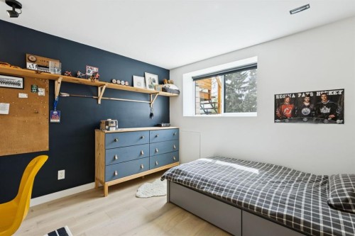 4427 Charleswood Drive Nw, Calgary, AB - Indoor Photo Showing Bedroom