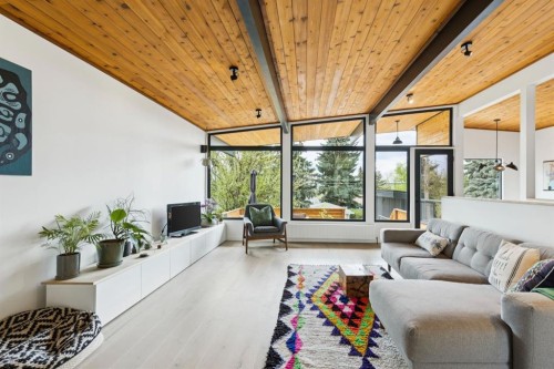 4427 Charleswood Drive Nw, Calgary, AB - Indoor Photo Showing Living Room