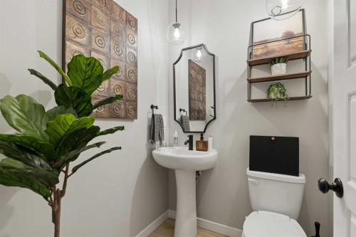 630 Kingsmere Way Se, Airdrie, AB - Indoor Photo Showing Bathroom
