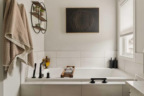 630 Kingsmere Way Se, Airdrie, AB - Indoor Photo Showing Bathroom
