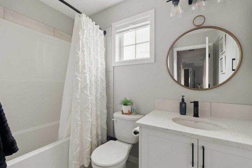 630 Kingsmere Way Se, Airdrie, AB - Indoor Photo Showing Bathroom