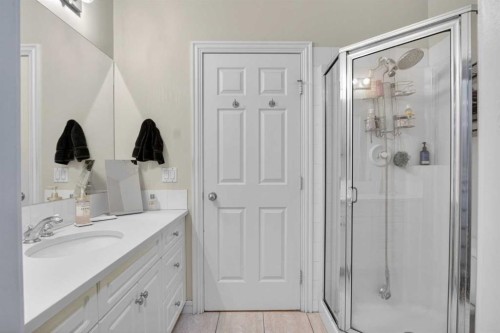 205-2 14 Street Nw, Calgary, AB - Indoor Photo Showing Bathroom