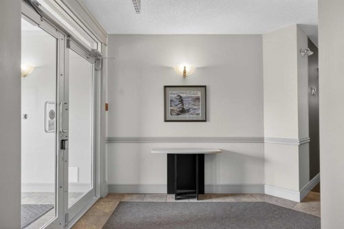 205-2 14 Street Nw, Calgary, AB - Indoor Photo Showing Other Room