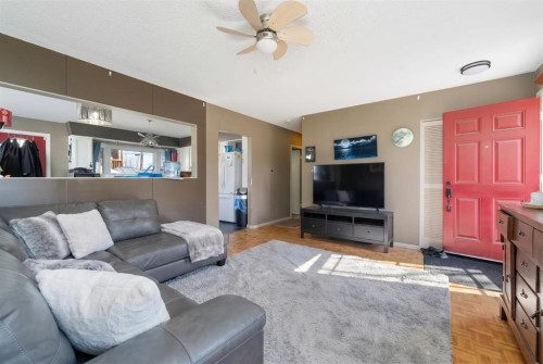 48 Franklin Drive Se, Calgary, AB - Indoor Photo Showing Living Room