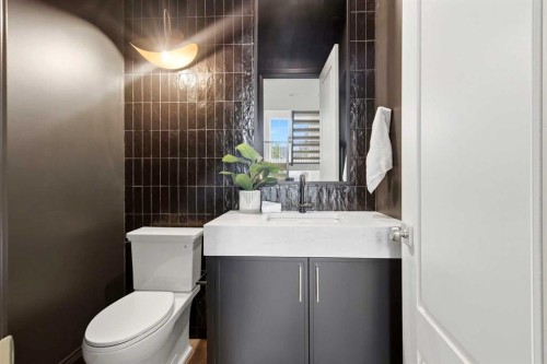 703 35 Street Nw, Calgary, AB - Indoor Photo Showing Bathroom