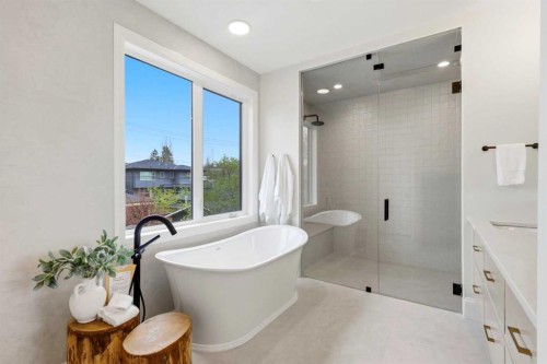 703 35 Street Nw, Calgary, AB - Indoor Photo Showing Bathroom