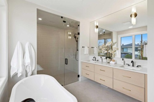 703 35 Street Nw, Calgary, AB - Indoor Photo Showing Bathroom