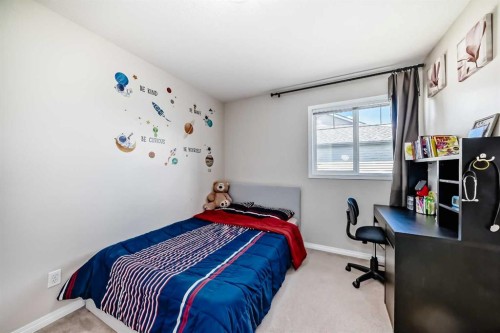65 Spring Meadows Bay, Okotoks, AB - Indoor Photo Showing Bedroom