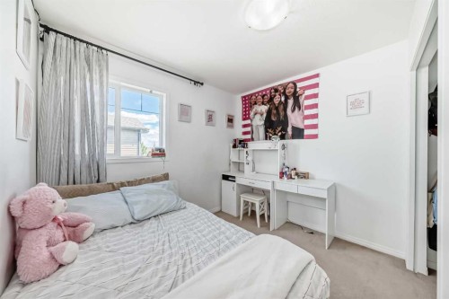 65 Spring Meadows Bay, Okotoks, AB - Indoor Photo Showing Bedroom