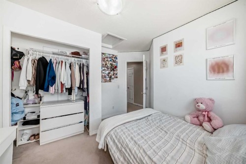 65 Spring Meadows Bay, Okotoks, AB - Indoor Photo Showing Bedroom
