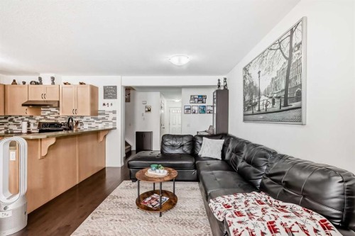65 Spring Meadows Bay, Okotoks, AB - Indoor Photo Showing Living Room