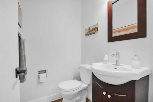 22 Sandstone Crescent Se, Airdrie, AB - Indoor Photo Showing Bathroom