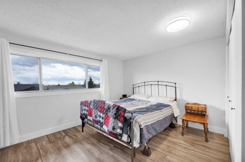 22 Sandstone Crescent Se, Airdrie, AB - Indoor Photo Showing Bedroom