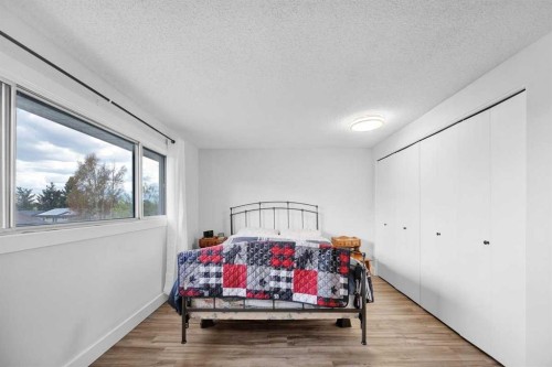 22 Sandstone Crescent Se, Airdrie, AB - Indoor Photo Showing Bedroom