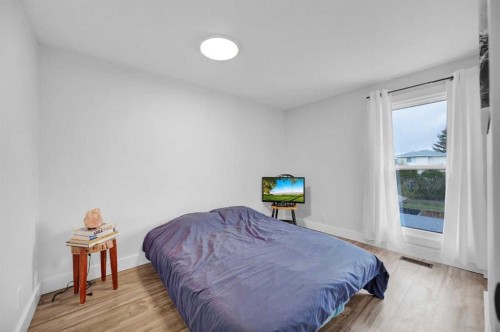 22 Sandstone Crescent Se, Airdrie, AB - Indoor Photo Showing Bedroom