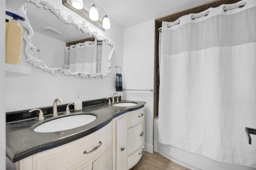 22 Sandstone Crescent Se, Airdrie, AB - Indoor Photo Showing Bathroom