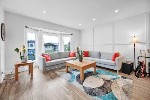 22 Sandstone Crescent Se, Airdrie, AB - Indoor Photo Showing Living Room