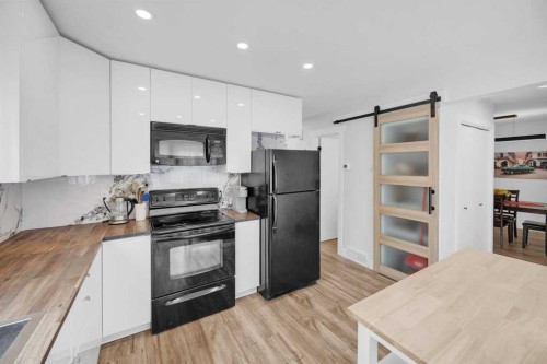 22 Sandstone Crescent Se, Airdrie, AB - Indoor Photo Showing Kitchen