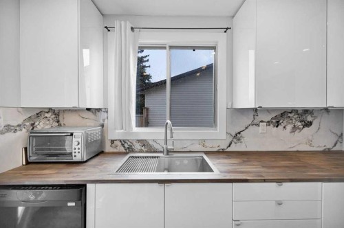22 Sandstone Crescent Se, Airdrie, AB - Indoor Photo Showing Kitchen
