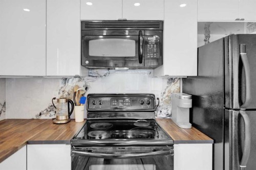22 Sandstone Crescent Se, Airdrie, AB - Indoor Photo Showing Kitchen