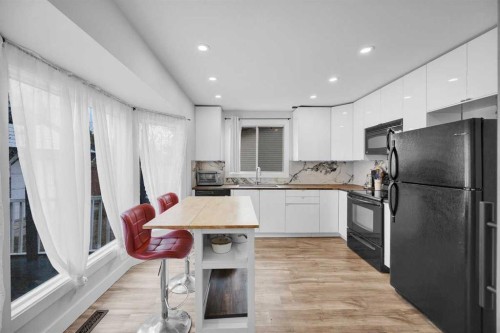 22 Sandstone Crescent Se, Airdrie, AB - Indoor Photo Showing Kitchen