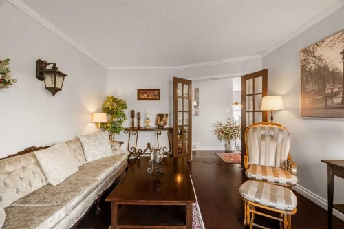 18 Moberly Crescent, Fort Mcmurray, AB - Indoor Photo Showing Living Room